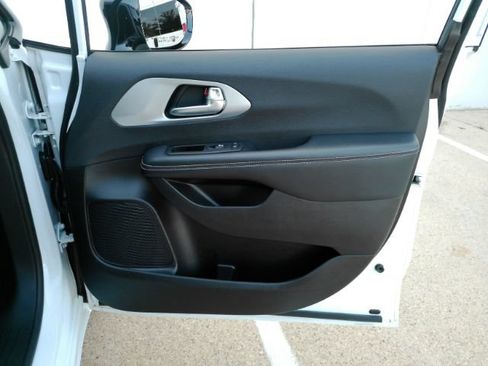 Used 2025 Chrysler Pacifica Limited FWD image 21