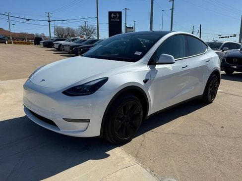 Used 2025 Tesla Model Y Long Range image 3