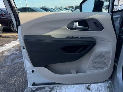 Used 2024 Chrysler Pacifica Touring-L image 13