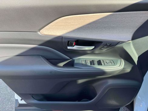 Used 2024 Toyota Grand Highlander AWD image 15