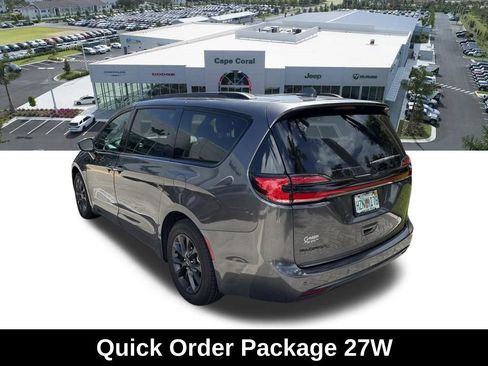 Used 2021 Chrysler Pacifica Touring w/ S Appearance Package FWD image 3