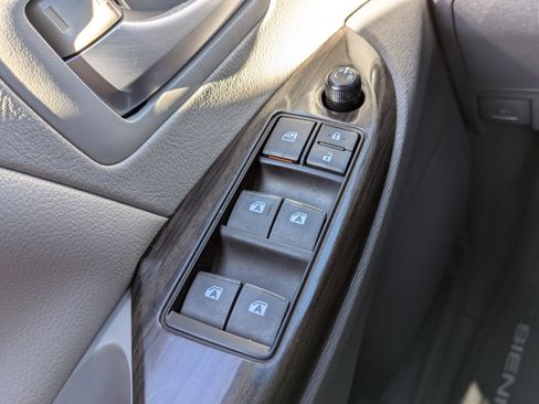 Used 2015 Toyota Sienna Limited image 25