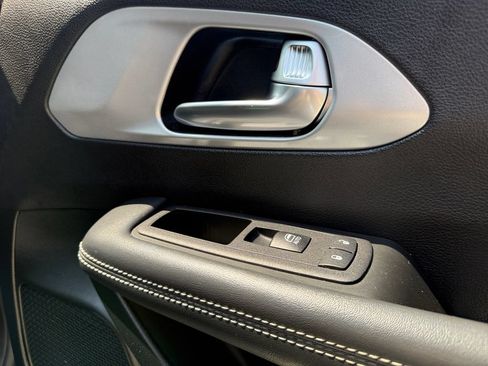 Used 2025 Chrysler Pacifica Limited FWD image 41