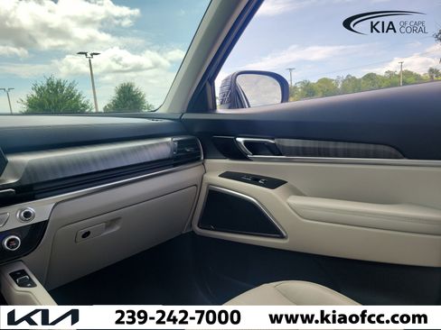 Certified 2025 Kia Telluride EX w/ EX Captain's Chair Package FWD image 18