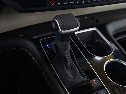 Used 2025 Toyota Sienna Limited image 26