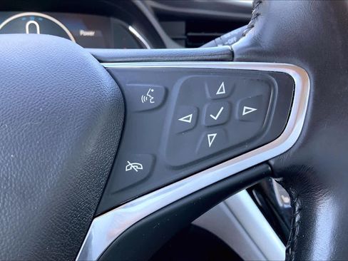 Used 2019 Chevrolet Bolt Premier w/ Infotainment Package FWD image 23