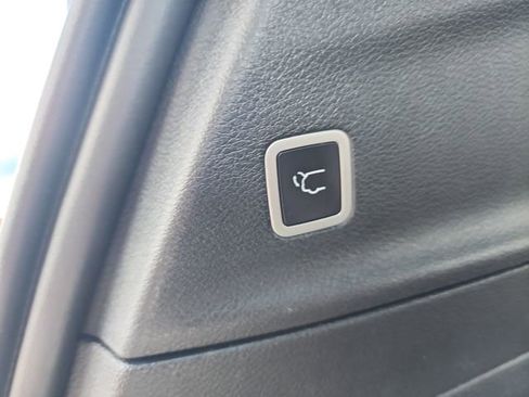 Used 2025 Chrysler Pacifica Select image 16