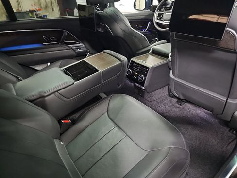 Used 2024 Land Rover Range Rover Long Wheelbase Autobiography image 11