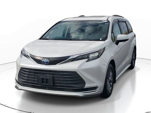 Used 2024 Toyota Sienna LE FWD image 2