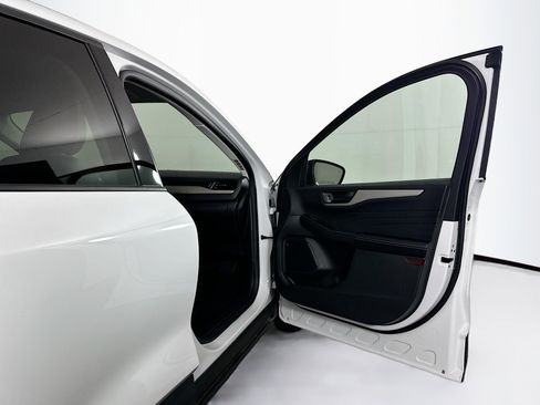 Used 2022 Ford Escape SE w/ SE Sport Appearance Package image 31