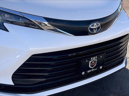 Used 2024 Toyota Sienna LE image 8