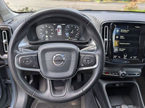 Used 2020 Volvo XC40 T5 Momentum image 17