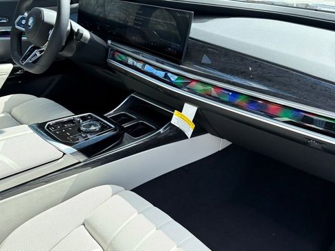 Used 2025 BMW i7 xDrive60 w/ Premium Package image 25