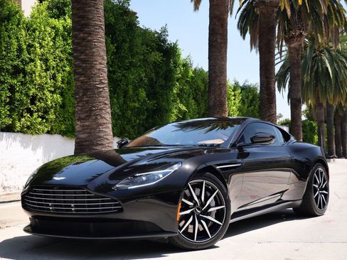 Used 2020 Aston Martin DB11 Coupe image 14