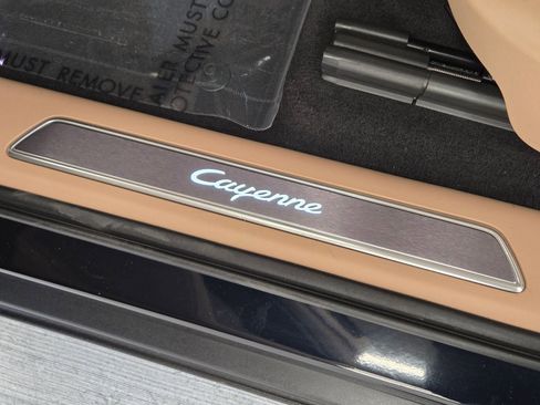Certified 2022 Porsche Cayenne AWD/4WD image 17