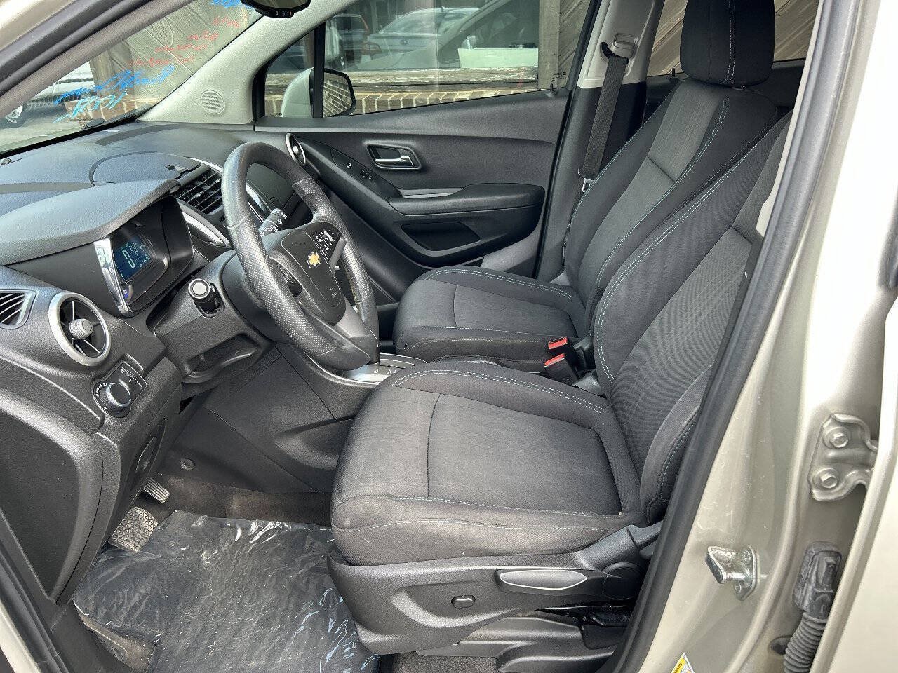Used 2016 Chevrolet Trax LT w/ LT Sun and Sound Package FWD image 9