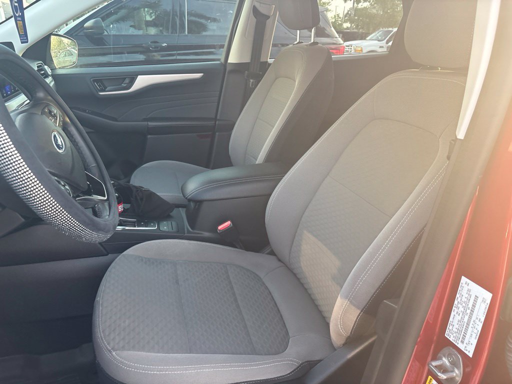 Used 2022 Ford Escape SE w/ SE Sport Appearance Package FWD image 4