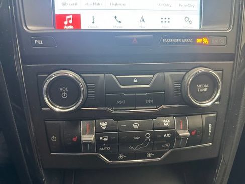 Used 2018 Ford Explorer XLT w/ Equipment Group 202A AWD/4WD image 3