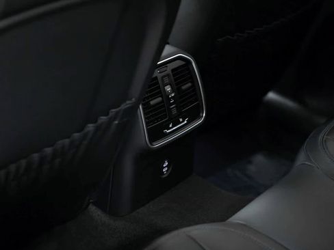 Certified 2025 Porsche Macan S image 29