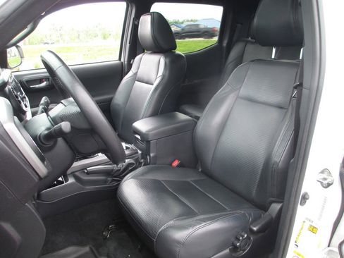 Used 2019 Toyota Tacoma TRD Off-Road AWD/4WD image 22