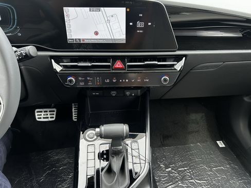 New 2025 Kia Niro EX Touring image 19