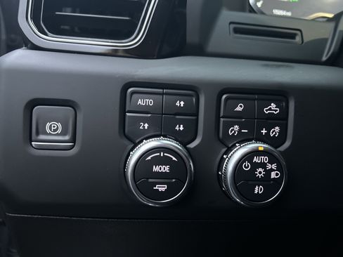 Used 2024 GMC Sierra 1500 AT4 image 11