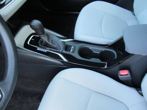 Used 2022 Toyota Corolla LE FWD image 18