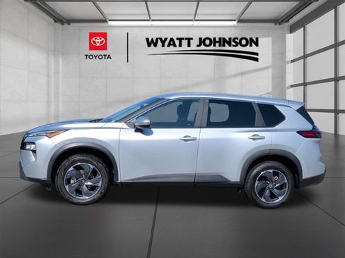 Used 2024 Nissan Rogue SV FWD image 2