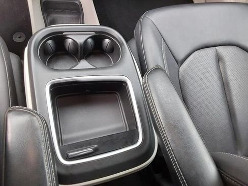 Used 2024 Chrysler Pacifica Touring-L FWD image 38