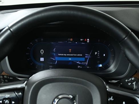 Used 2023 Volvo XC60 B5 Plus image 20