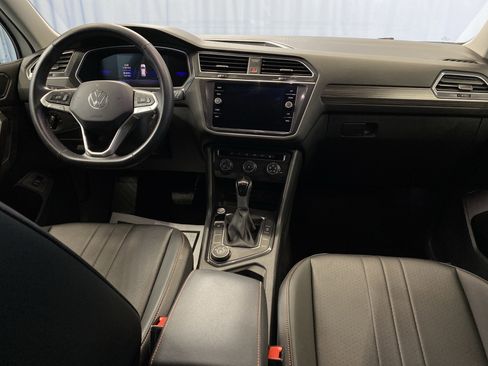 Used 2024 Volkswagen Tiguan SE image 40