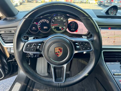 Used 2018 Porsche Panamera 4 image 19