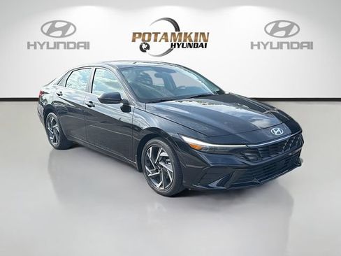 Certified 2025 Hyundai Elantra SEL FWD image 3