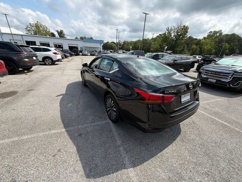 Used 2024 Nissan Altima 2.5 SV w/ SV Premium Package AWD/4WD image 6