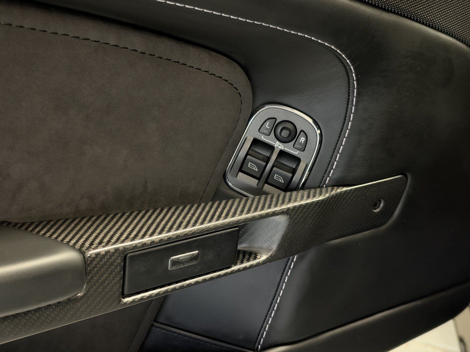Used 2011 Aston Martin V12 Vantage Carbon Black RWD image 22