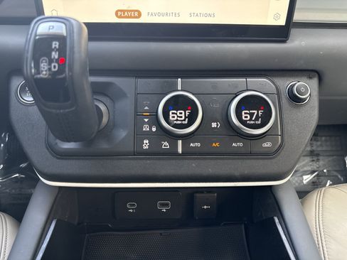 Used 2023 Land Rover Defender 130 SE AWD/4WD image 28