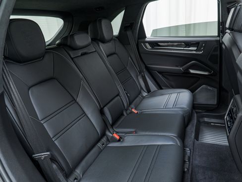 Certified 2024 Porsche Cayenne Turbo image 33