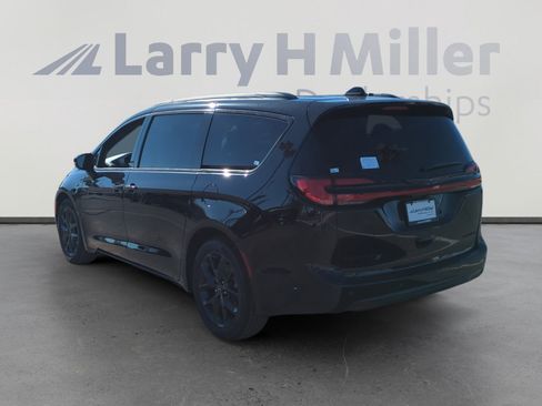 New 2026 Chrysler Pacifica Limited w/ S Appearance Package image 3