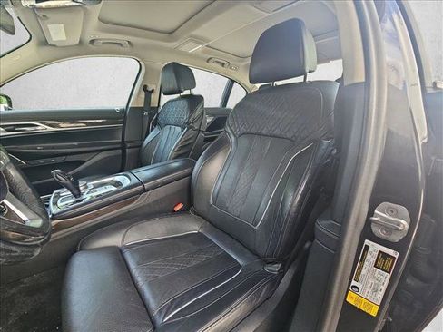 Used 2022 BMW 740i w/ Premium Package image 15