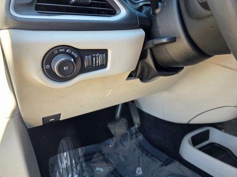 Used 2022 Chrysler Pacifica Touring-L AWD/4WD image 24