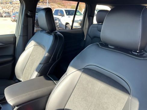 New 2025 Jeep Grand Cherokee 4WD image 16