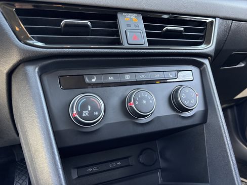 Used 2022 Volkswagen Taos SE FWD image 22