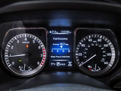 Used 2017 Nissan Titan SV image 20