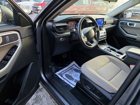 Used 2022 Ford Explorer XLT image 14