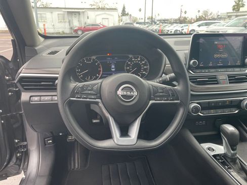 Used 2025 Nissan Altima 2.5 SV image 29