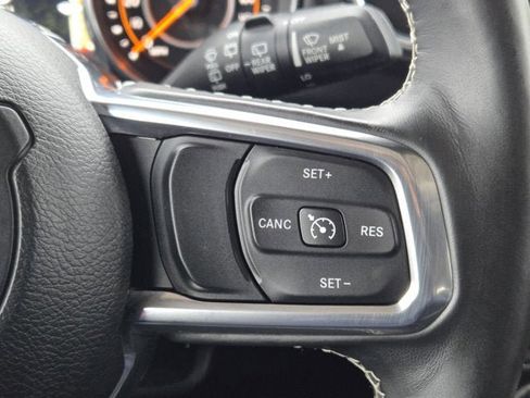 Used 2019 Jeep Wrangler Unlimited Sahara image 25