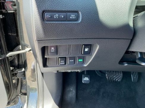 Used 2018 Nissan Rogue S AWD/4WD image 19