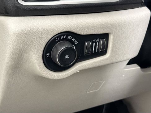 Used 2024 Chrysler Pacifica Touring-L FWD image 15