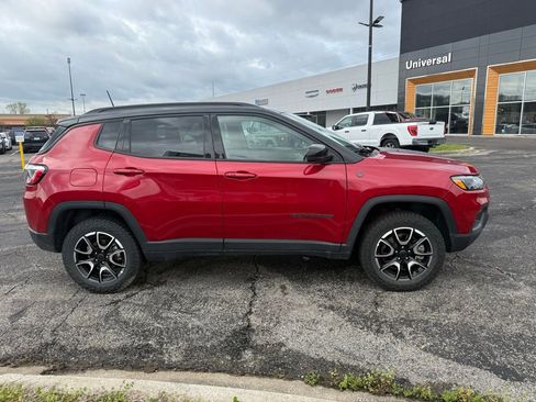 Used 2025 Jeep Compass Trailhawk image 4