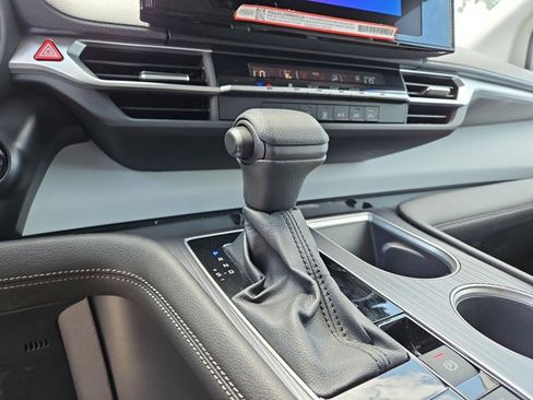 Certified 2025 Toyota Sienna LE FWD image 11